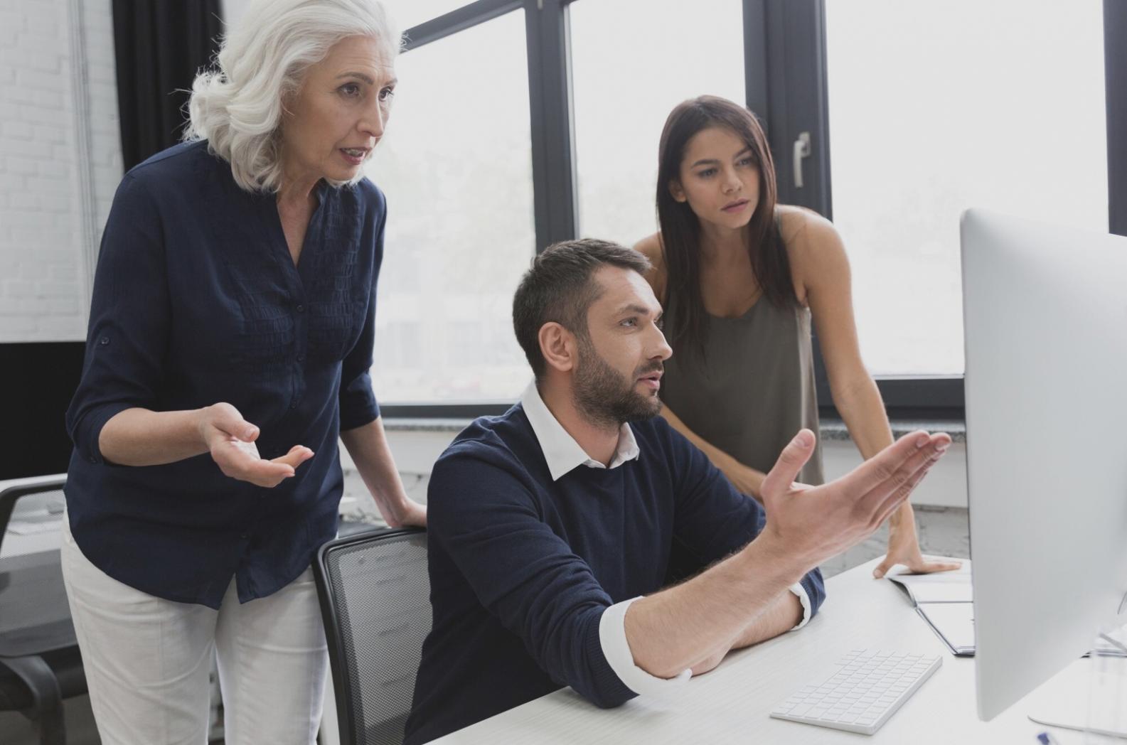 Equipo de profesionales analizando gráficos financieros en oficina moderna