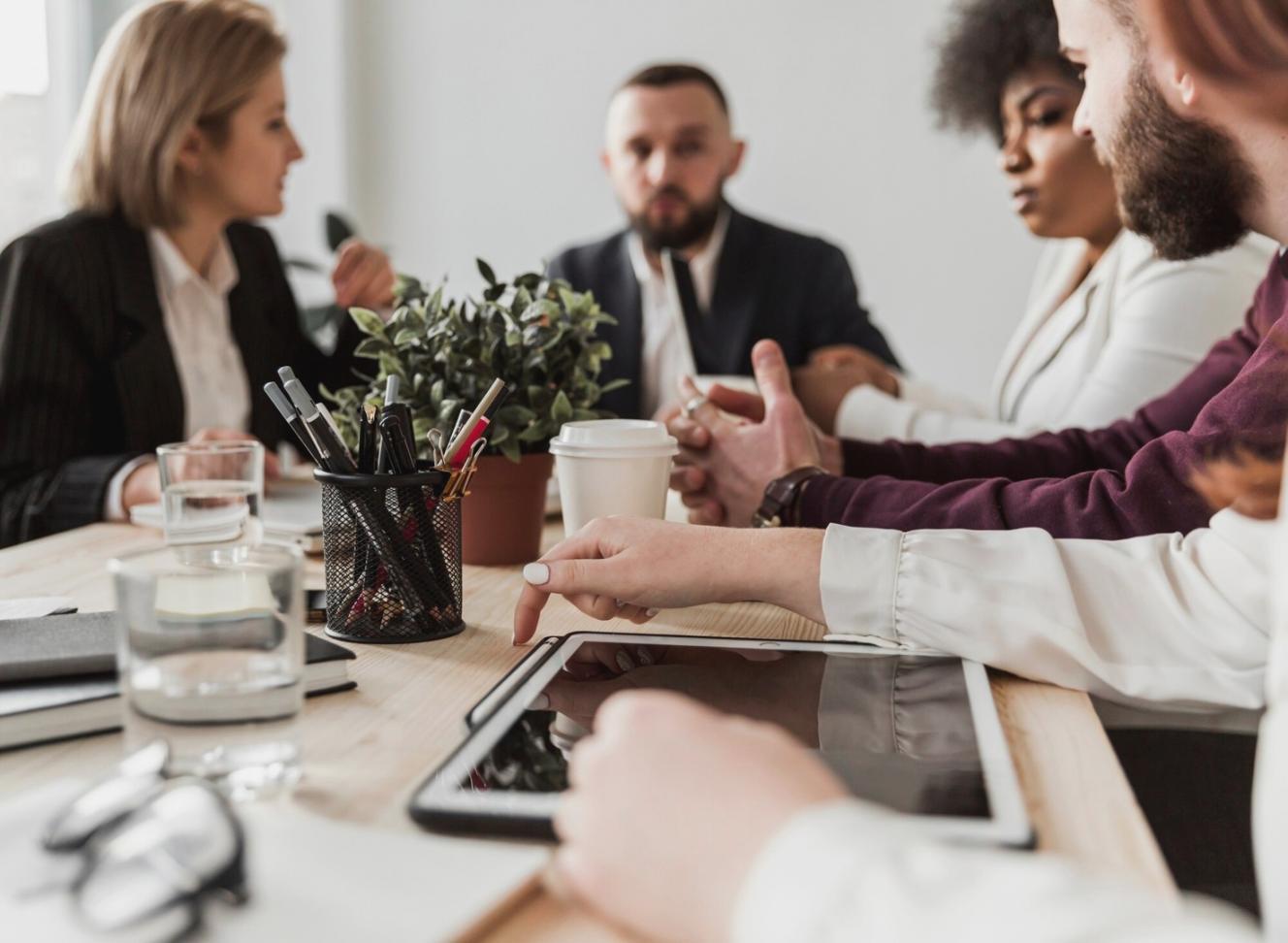 Profesionales trabajando en análisis financiero y planificación empresarial